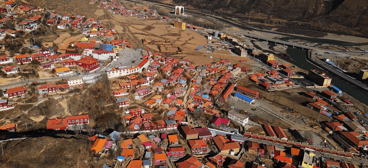 Properties destroyed in Drago County are all of religious significance to the local Tibetans. Confirmed reports reveal the proximity of the sites of targeted demolition: They are Maitreya Buddha statue housed inside gold-roofed Drago Monastery (centre left). 99ft Buddha statue sheltered under the white canopy (top centre), a row of prayer wheels house (diagonal from bottom right), Gaden Namgyal Monastic School, L shaped building in front of blue-roofed house (centre right)