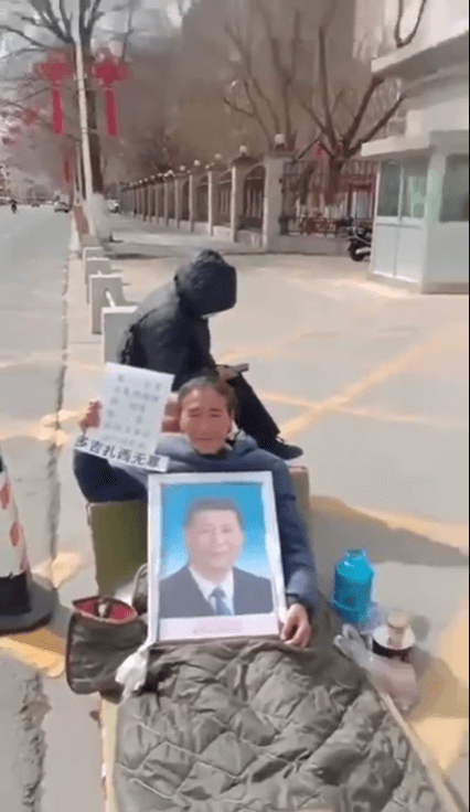 Gonmo Kyi staging a peaceful sit-in protest on 20 February in front of the Tibet Higher People’s Court in Lhasa