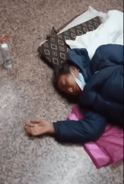 Gonmo Kyi lying on the floor at Lhasa People’s Hospital awaiting admission