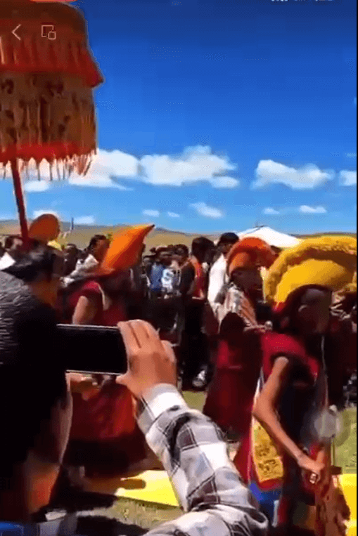 Screenshot image of His Eminence the Seventh Athi Kalsang Tashi Gyatso’s reception at the Kalachakra grounds in Samey-shi Village