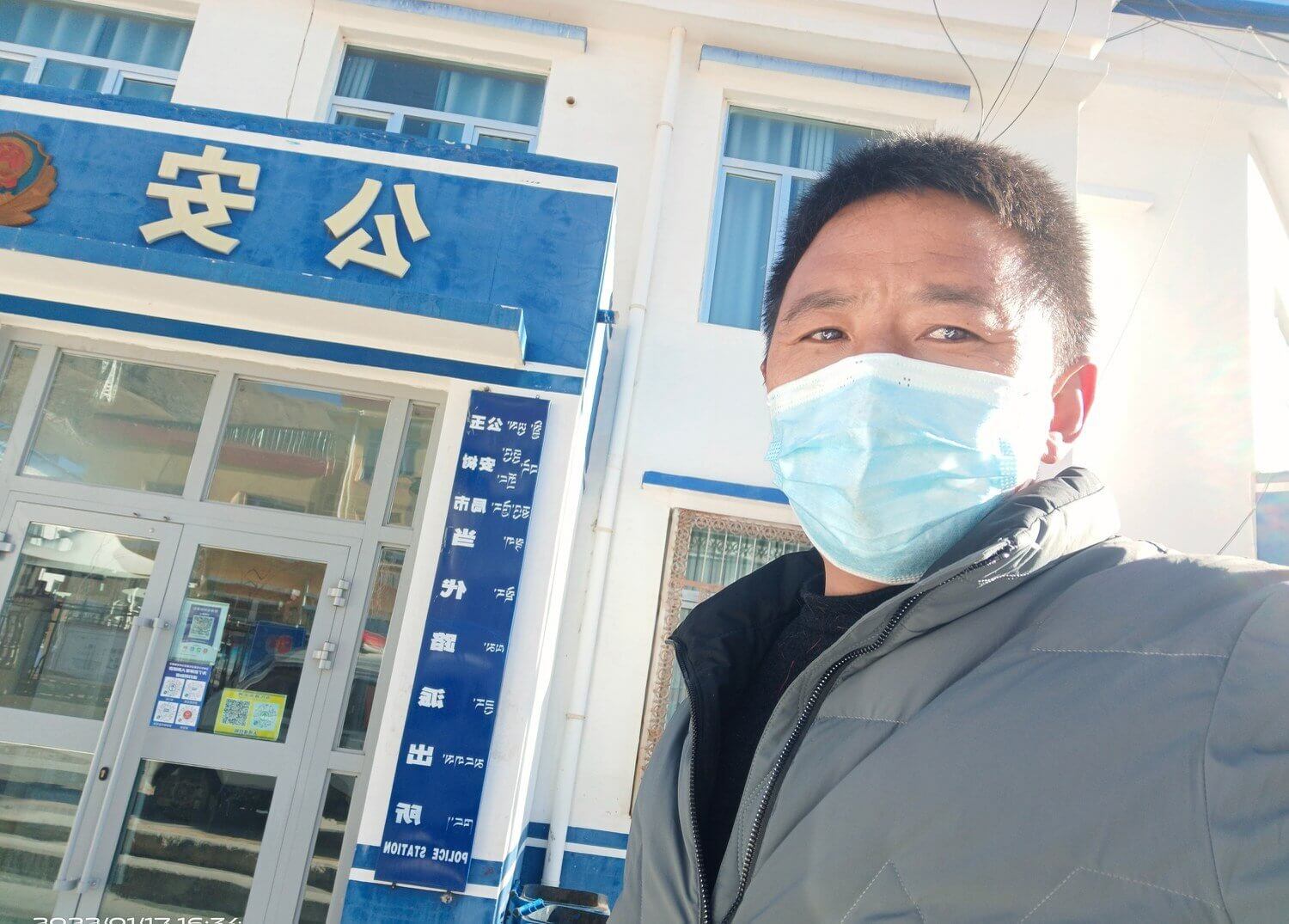 Tashi Wangchuk taking a photo of himself being present at Public Security Bureau of Yushu for the interrogation session