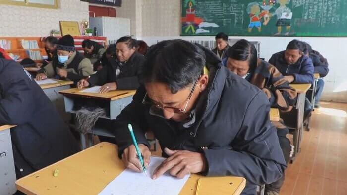 Tibetan parents in a secondary school in Nyima County attending a workshop and test on national common language.Image source: Nyima County WeChat Account