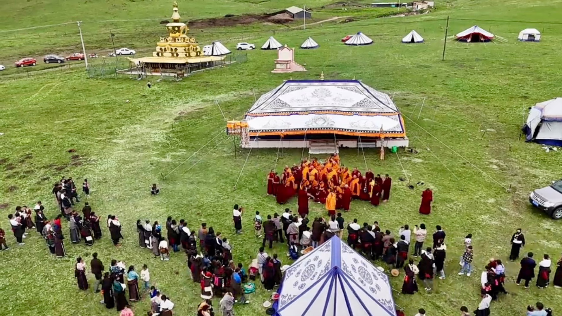 Local communities and monks in the monastery area. Image from Tibet.