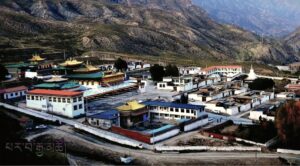 Geshe Kunchok Chodrak’s monastery, Hortsang Kirti monastery in Amdo.