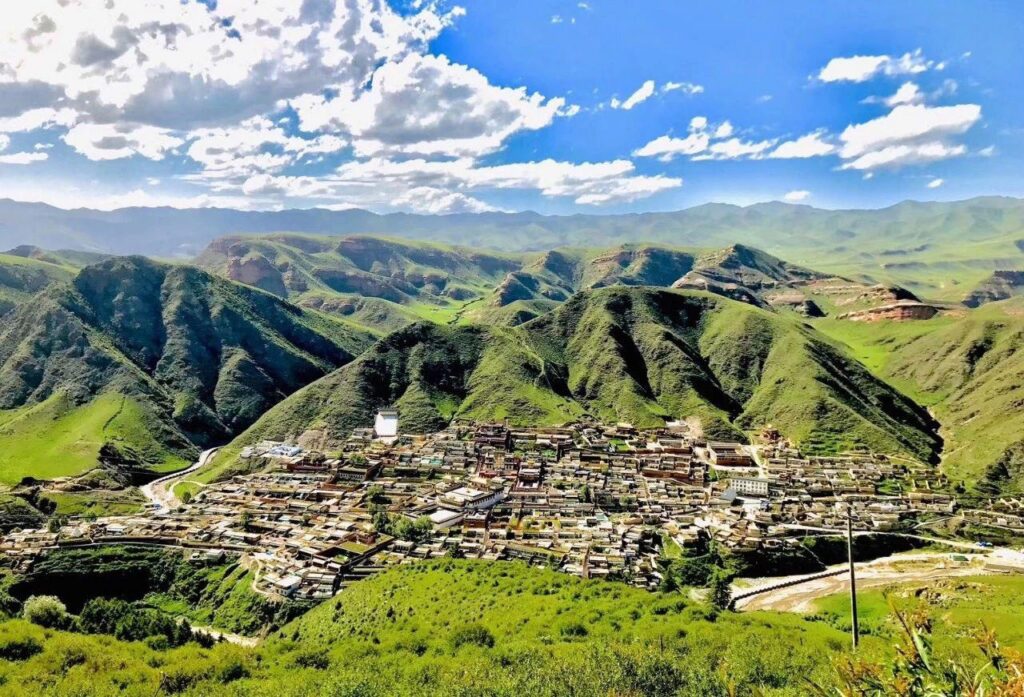 Tsang Monastic School (གཙང་དགོན་བཀྲ་ཤིས་རབ་བརྟན་གླིང་།), where Zeyga Gyatso worked as a Tibetan language teacher.